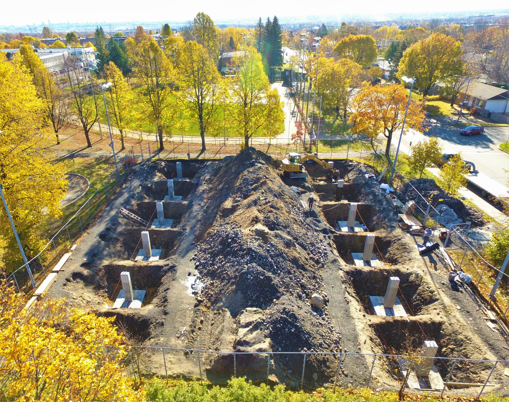 Vue aérienne d'un chantier avec excavation et fondations