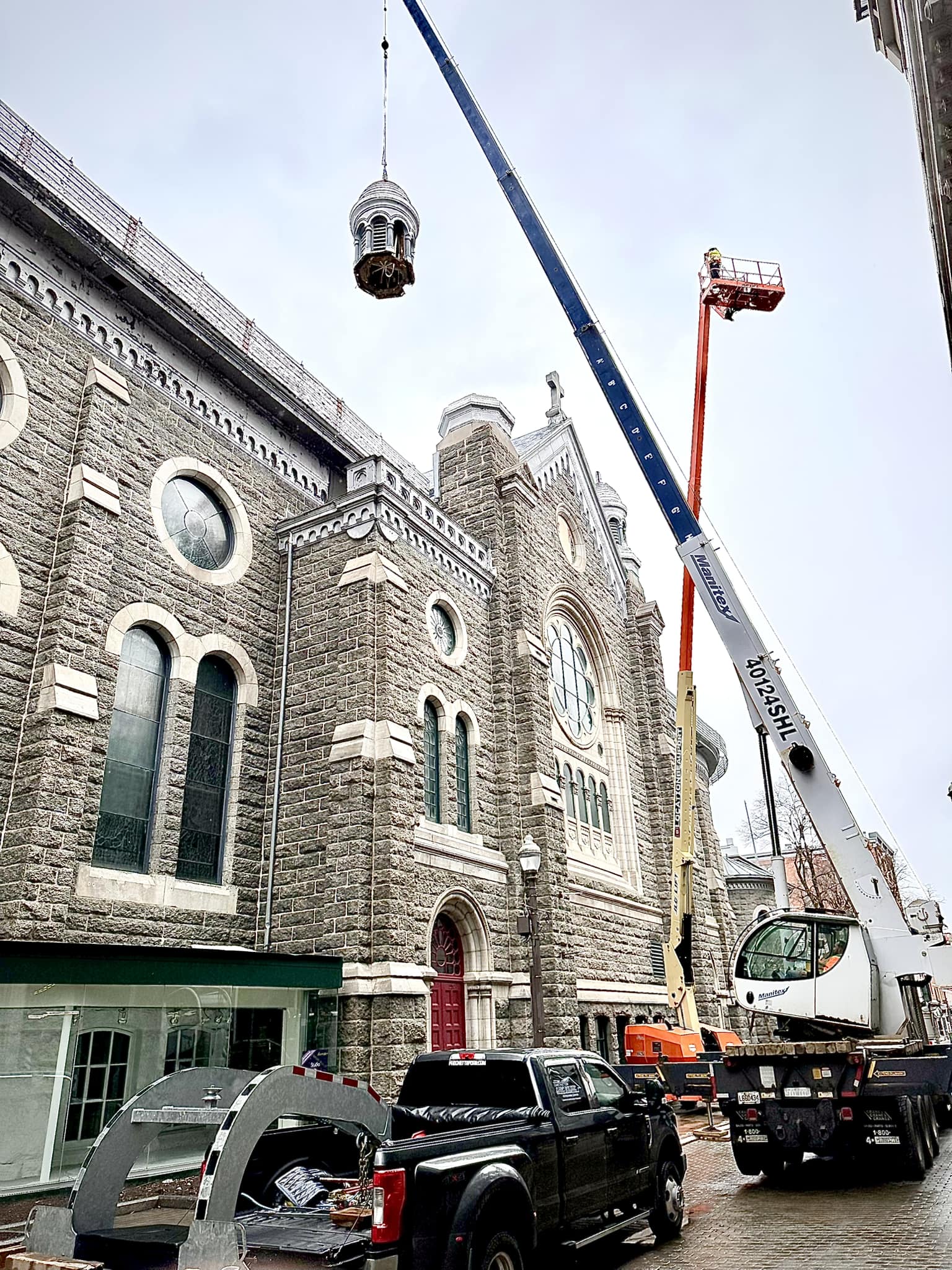 Travaux sur un bâtiment patrimonial en pierre avec équipement de levage