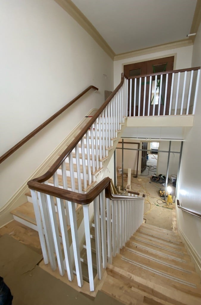 Escalier intérieur avec boiseries et garde-corps en rénovation